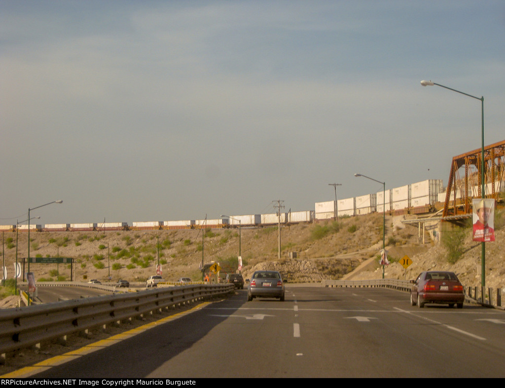 Ferromex intermodal train passing by the Dam